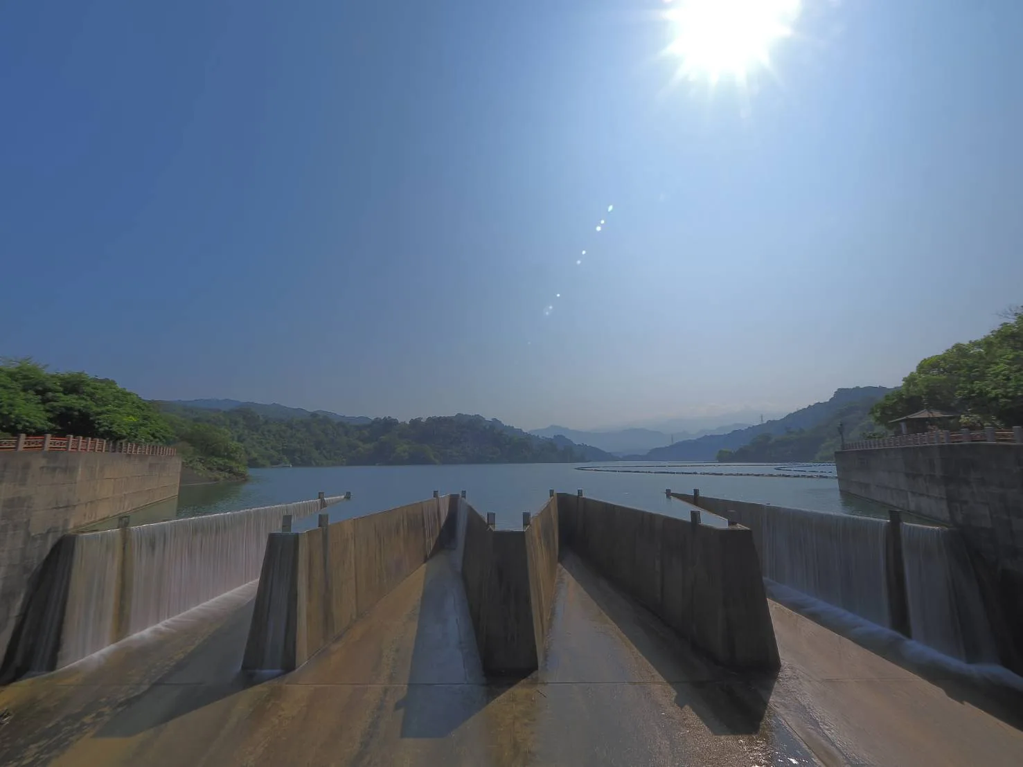 鯉魚潭水庫溢洪道主要分溢流堰和溢洪道本體2大部分，其中溢流堰採鋸齒型設計，為國內唯一鋸齒堰。水利署中水分署提供