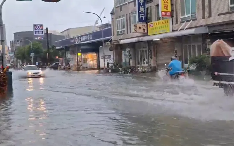 彰化縣8日上午降下大雷雨，和美鎮、鹿港鎮等多處路段積淹水。賴清美提供