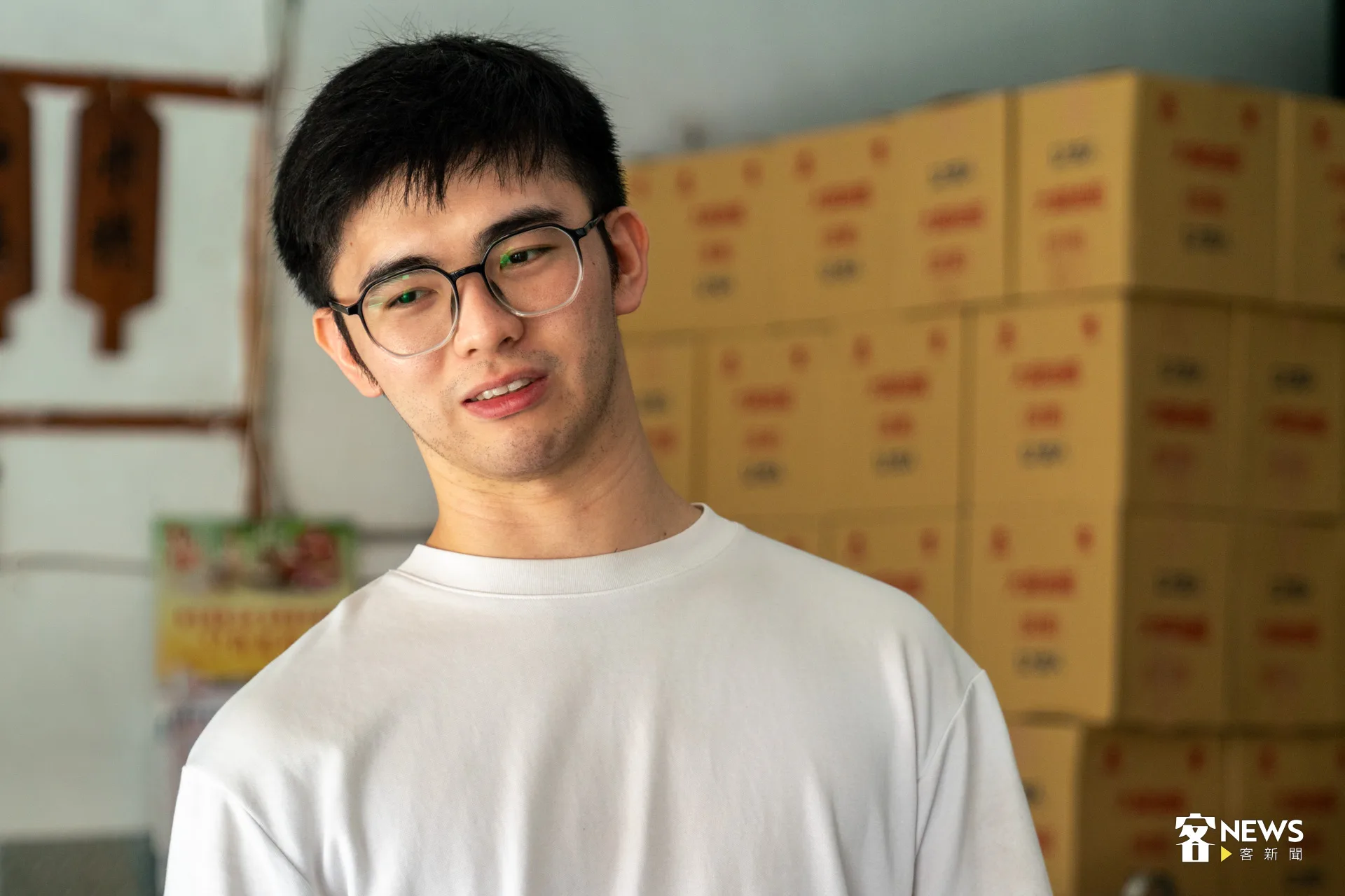 第四代、29歲的陳敬仁自小幫忙父親，早起做冰、顧店。洪藝晅攝