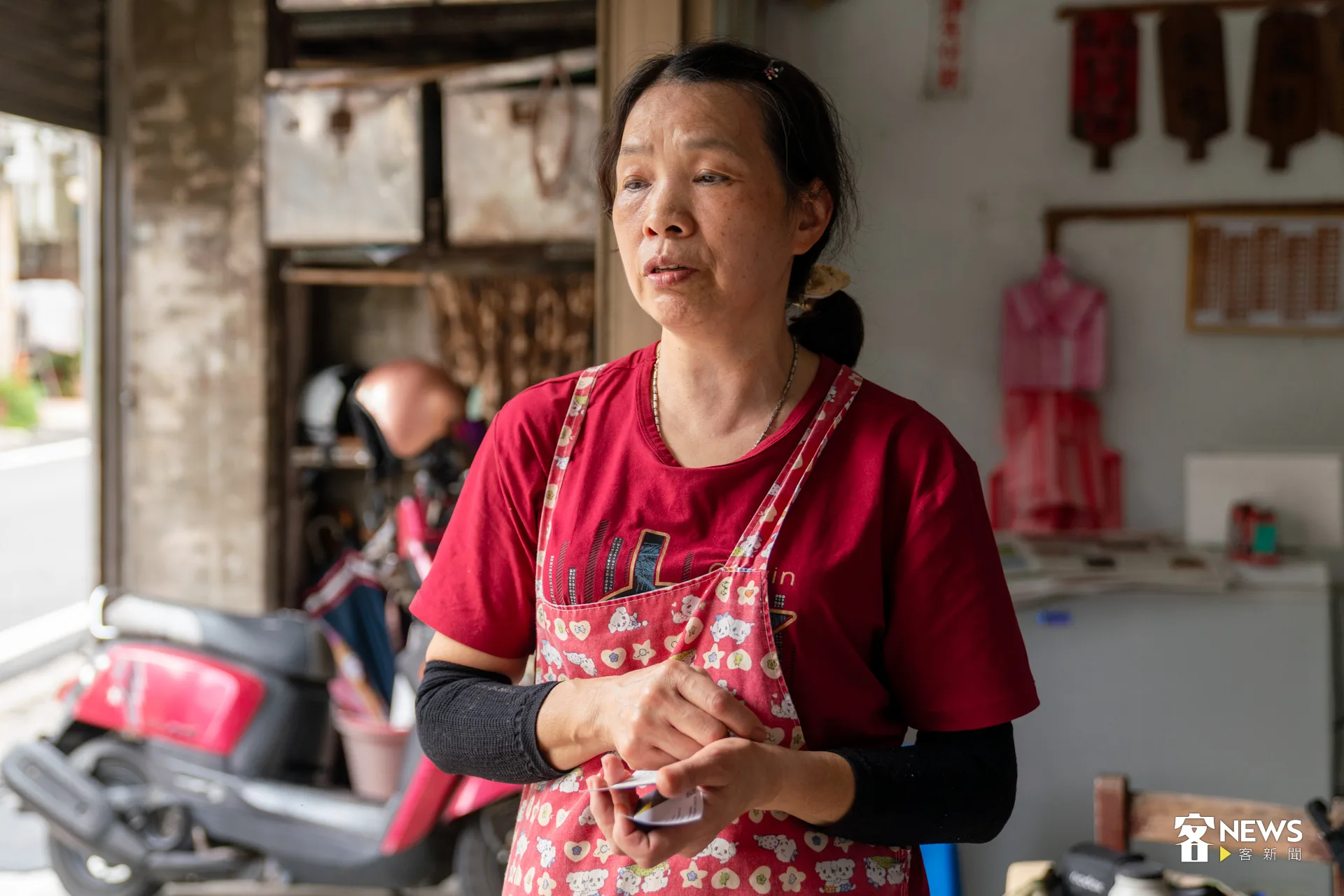鄰居張秀綢稱讚父子倆認真工作，凌晨3點就曾聽見做桔醬的聲響。洪藝晅攝