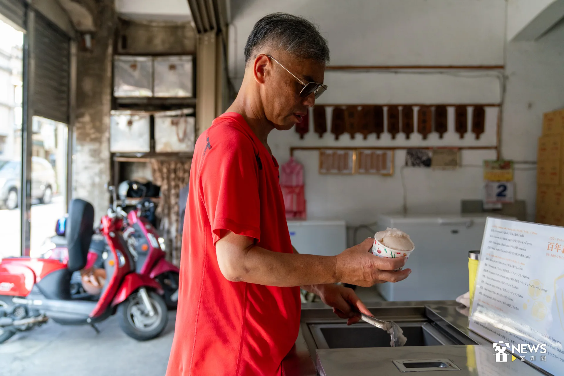 老闆陳智弘說，市面上的添加物幾十種，自家賣的冰品就是簡單。洪藝晅攝