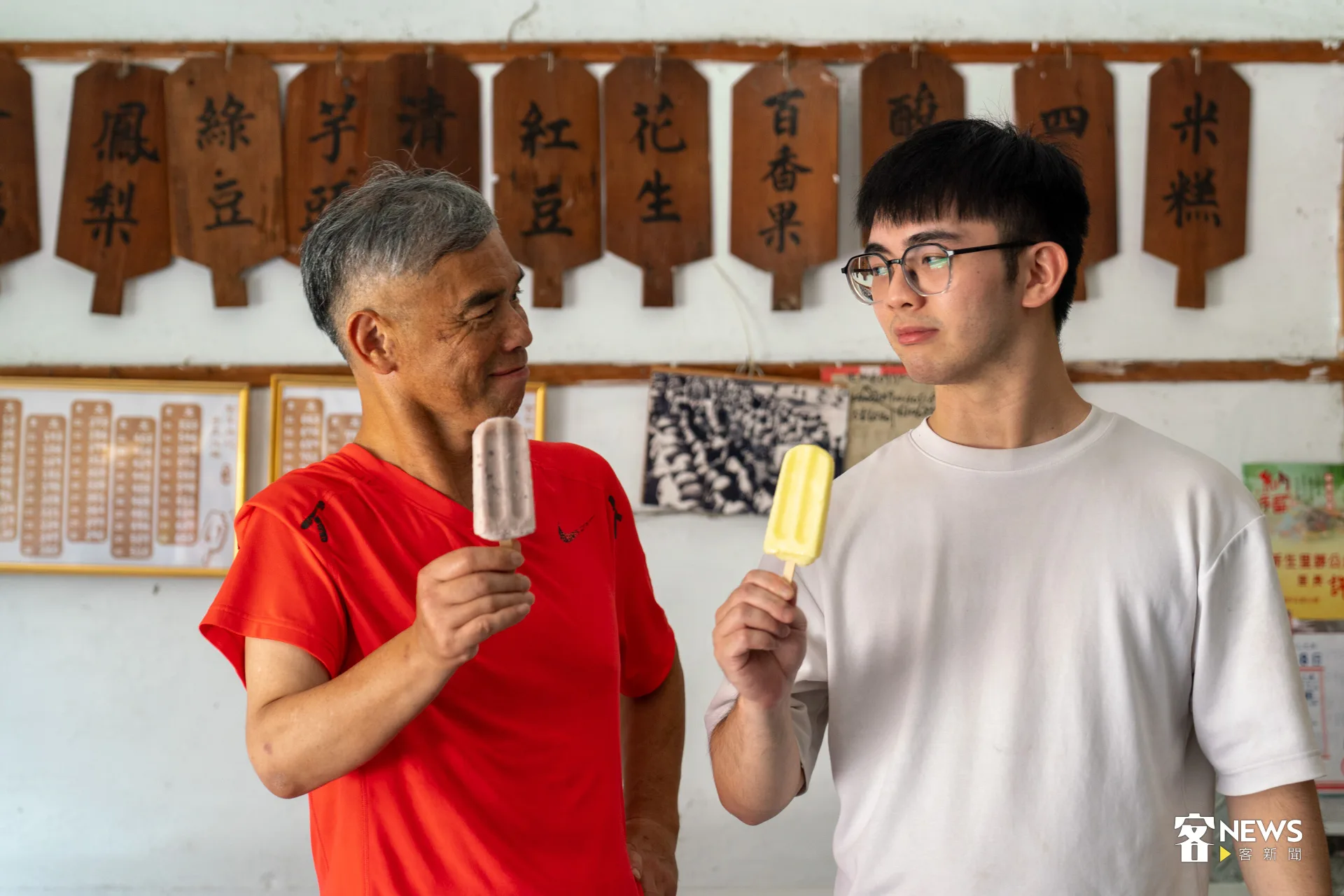 老闆陳智弘（左）和陳敬仁（右）會在每年冬日金桔產期，從果實的清洗、浸泡、剝皮去籽到熬煮、裝罐，全程手工製作。洪藝晅攝