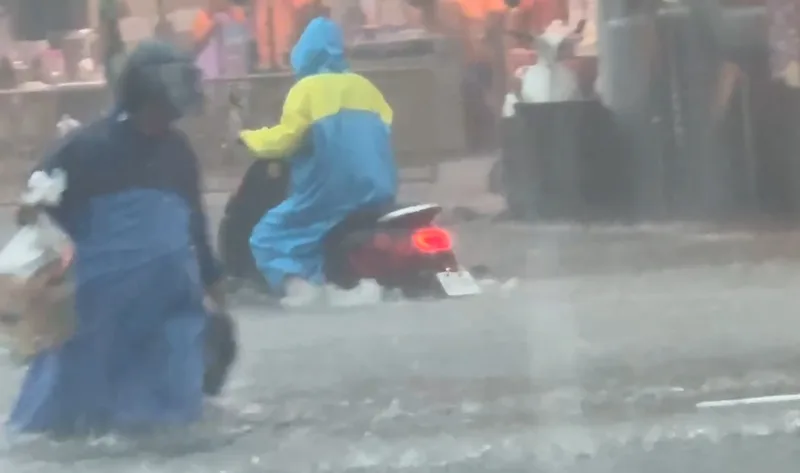 彰化縣8日上午短時間內強降雨，鹿港天后宮周邊道路一度水淹近膝蓋，民眾冒險在水中行走及騎機車。民眾提供