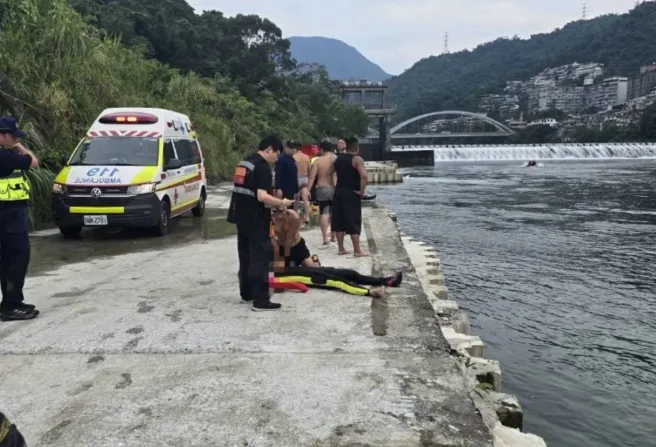 玩立槳溺水的陳姓男子,經救起宣告不治。翻攝畫面