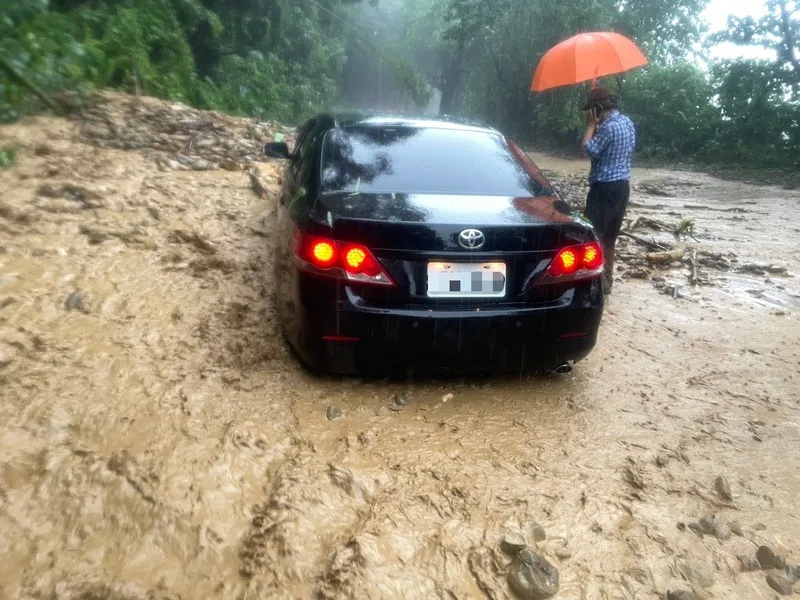 南投縣名間鄉9日雨勢滂沱,連接南投縣名間鄉與彰化縣二水鄉的員集路多處土石泥流滾滾,兩地警方在兩端拉起封鎖線,不過仍有車輛闖入受困。民眾提供