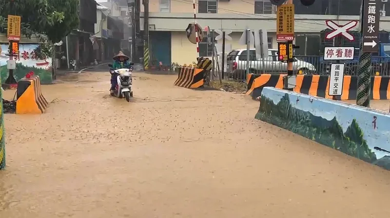 台鐵二水車站人員9日表示,因大雨導致泥流淹過軌面,下午1時許列車停駛,且周邊道路封閉,無法啟動公路接駁,何時恢復通車還未能確定。讀者提供