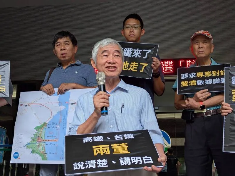 交通部前部長賀陳旦(前),認為65天前召開本案初審會議、65天後再審,報告內的數據還在避重就輕。中央社