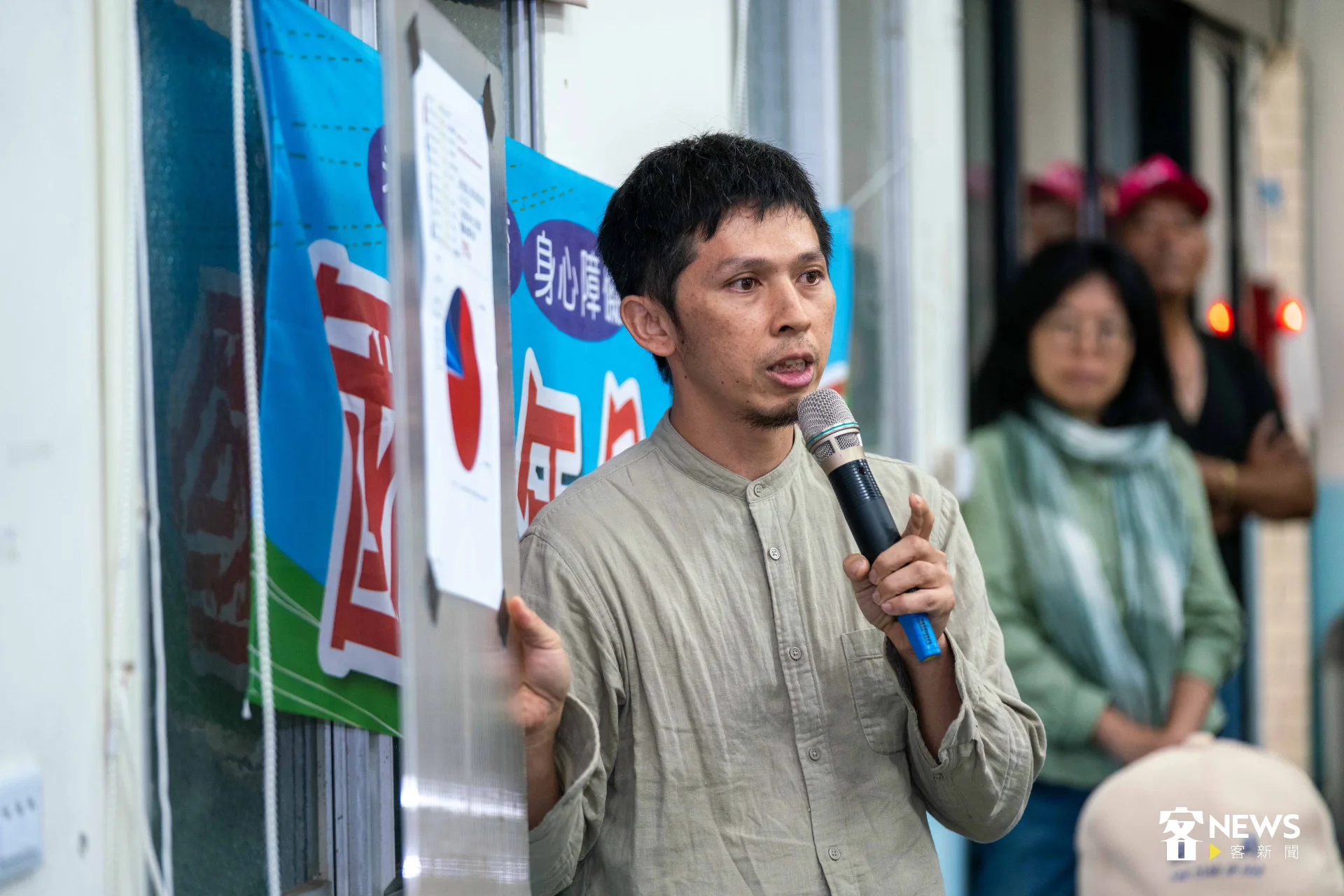 北埔居民帶著自製手板發言表達訴求。宋佩遙攝