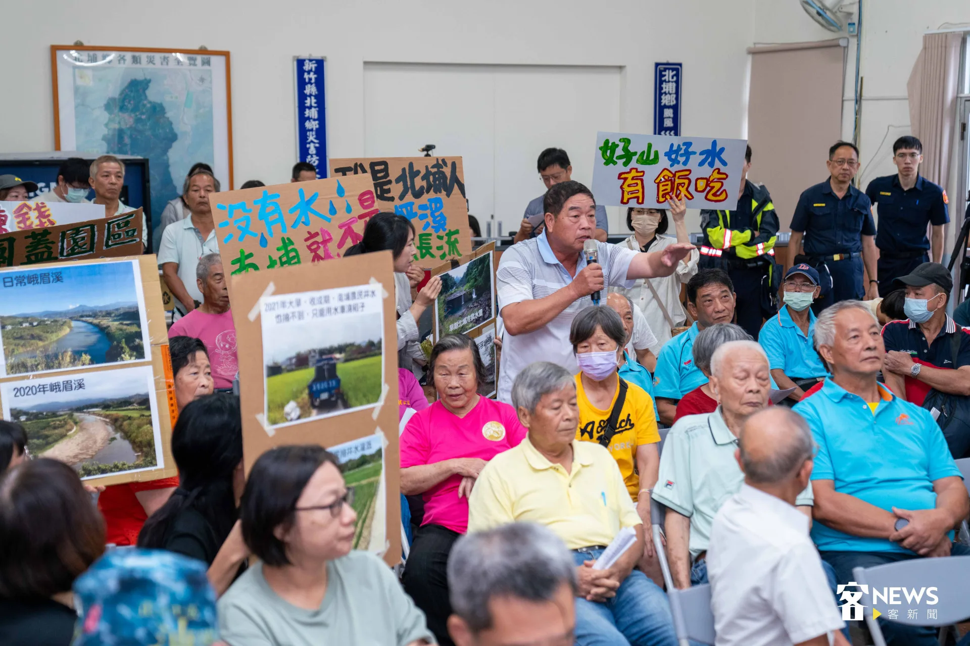 「東茂智慧產業園區」開發案今天在北埔鄉公所召開說明會,居民高舉看板表達訴求。宋佩遙攝