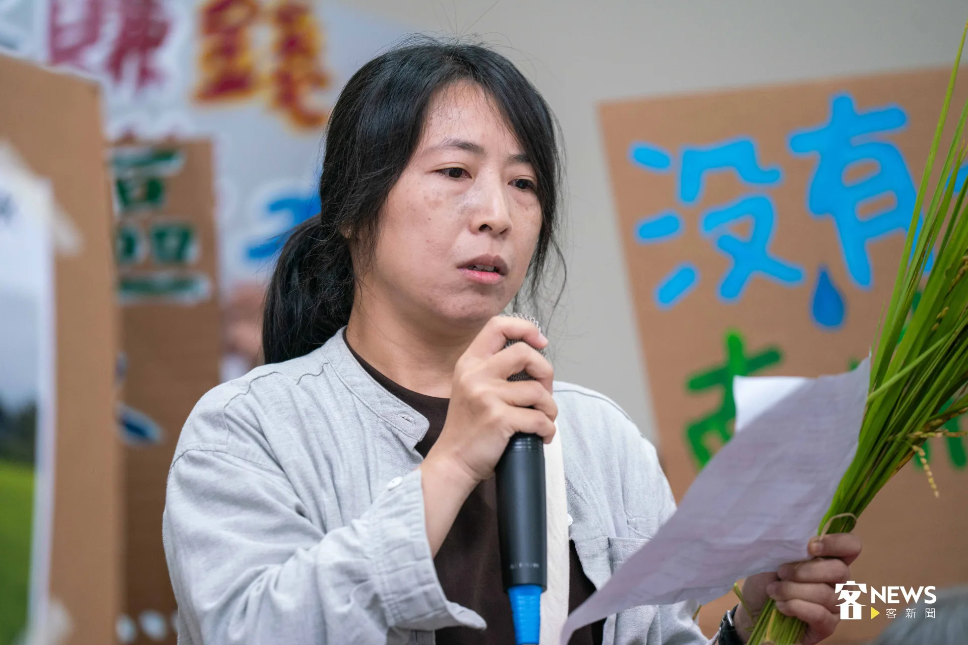 南埔社區發展協會經理張伊貝說,大隘三鄉居民以客庄文化底蘊為榮,他們不只擔心沒田可種,也擔心下游峨眉的東方美人茶、柑橘產業受到影響。宋佩遙攝