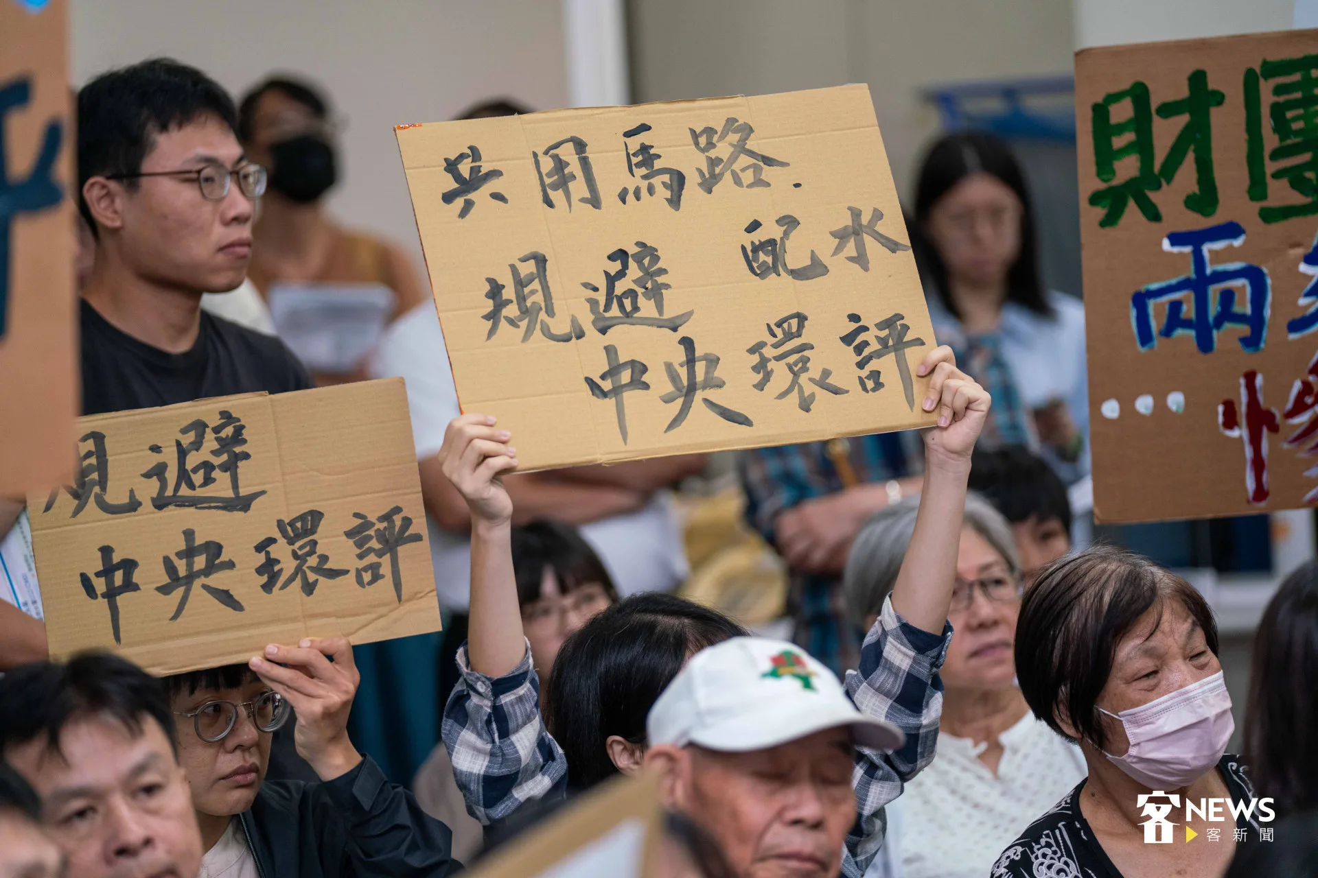鄉親舉起訴求看板,拒絕開發案與民生農業搶水。宋佩遙攝