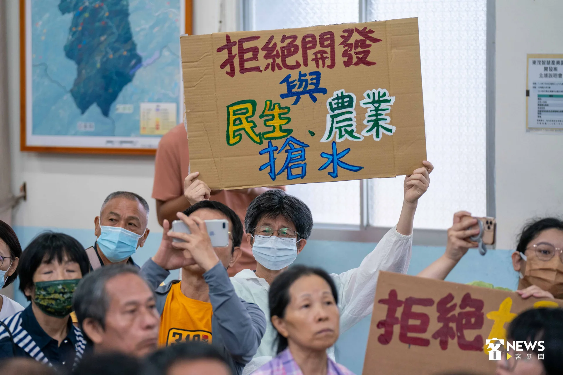 鄉親舉起訴求看板,拒絕開發案與民生農業搶水。宋佩遙攝