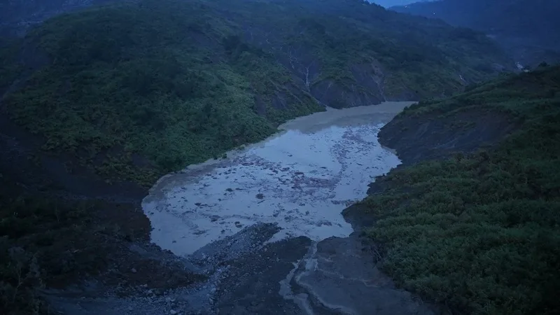 清水溪雲林縣與嘉義縣交界流域出現堰塞湖，水利署第四河川分署9日派員踏勘，確認量體及位置，並查看有無合適施工點以擴大引流溝排水。竹山鎮公所提供