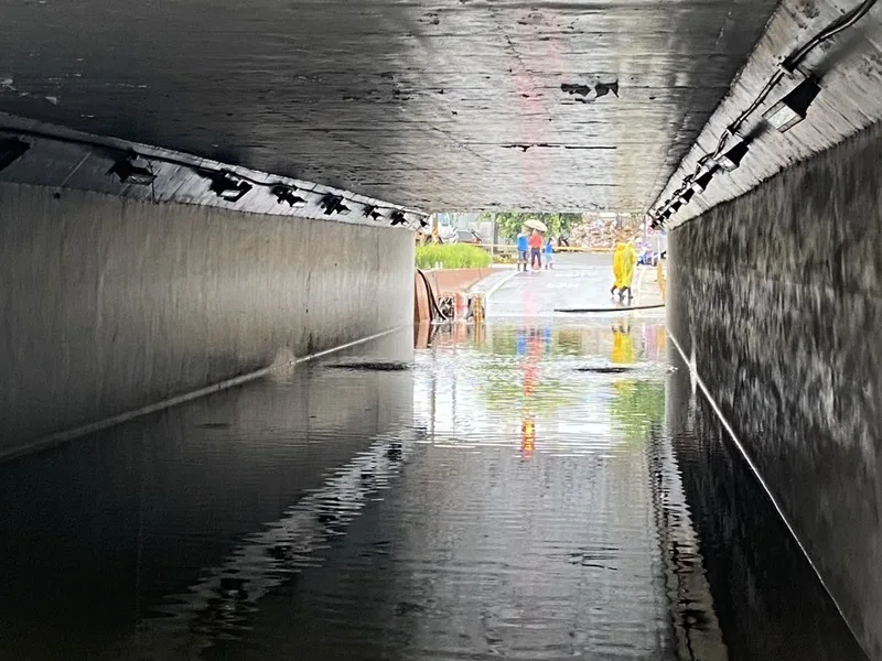 苗栗縣9日降下間歇性雷雨，消防局受理零星災害通報，其中苑裡鎮建國地下道出現淹水情形，鎮公所公告建國地下道暫時封閉。苗栗縣消防局提供