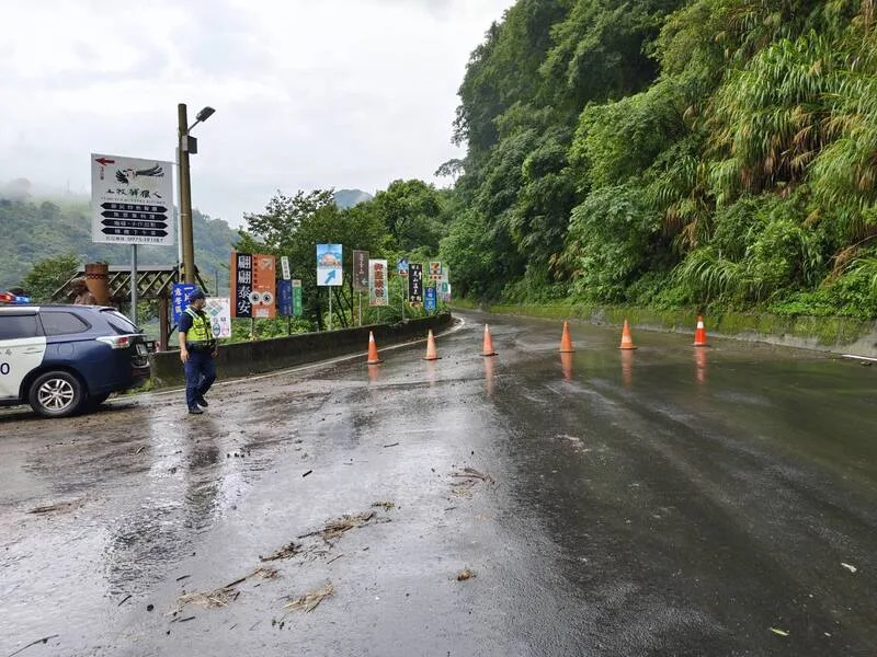 苗栗縣9日雷雨陣陣，泰安鄉苗62線5.7至6公里處發生落石坍方，雙向暫時無法通行，警方在該路段前後實施管制，欲前往泰安溫泉區的車輛須改道行駛。民眾提供