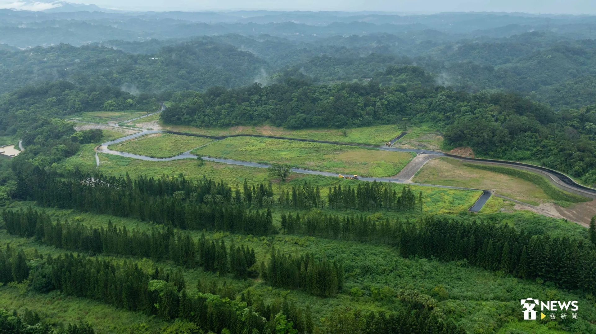 位於峨眉鄉中盛村的「東茂智慧產業園區」(靠近下方樹林處)空拍,上方空地則為第1期東方樂活養生村。宋佩遙攝