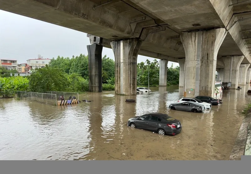 南投市9日降下大雷雨,貓羅溪水位高漲,停在高速公路高架橋下的汽機車也遭殃泡水。民眾提供