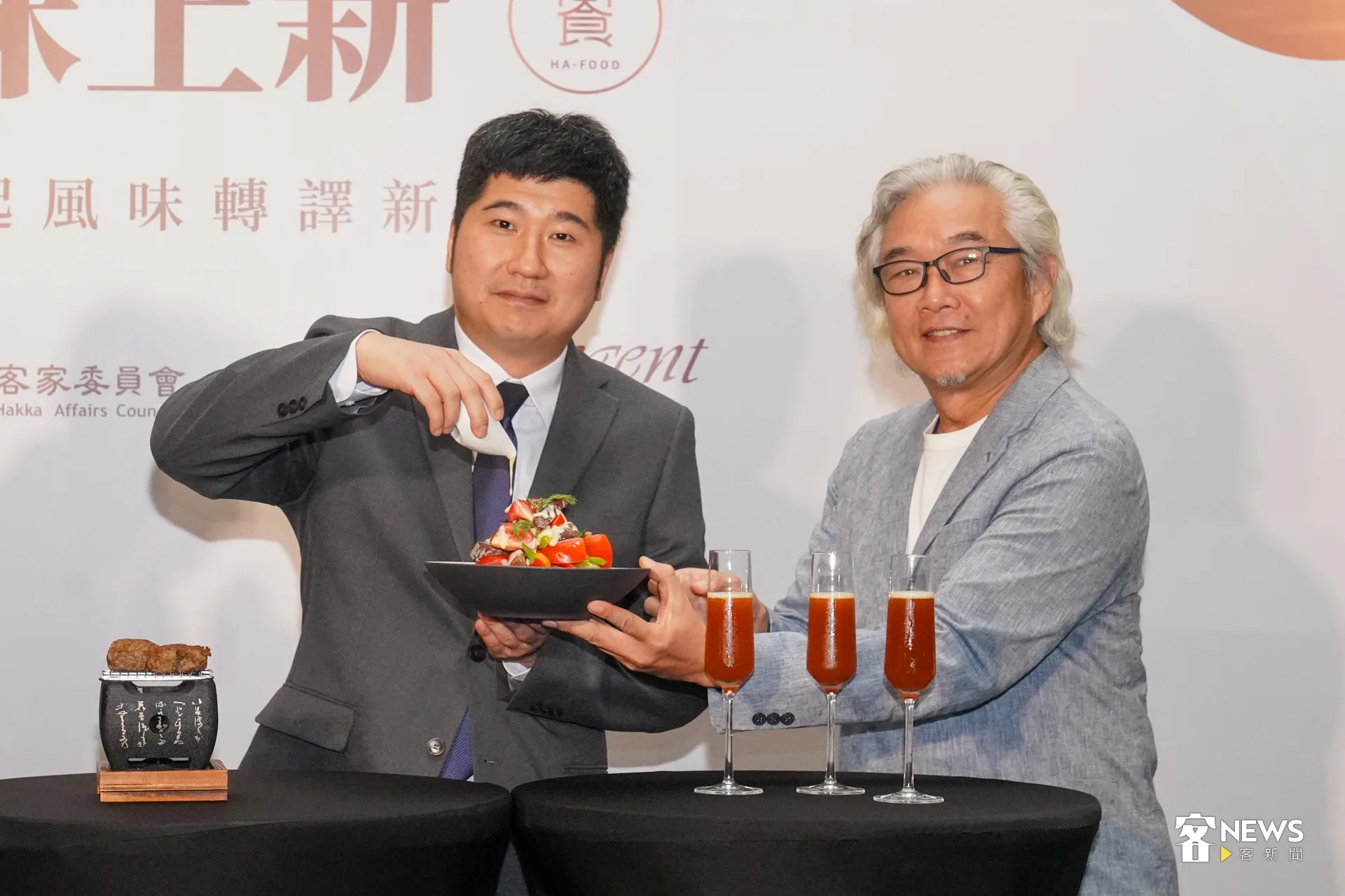 客委會副主委邱星崴將金桔醬優格,緩緩地淋在沙拉上。洪藝晅攝