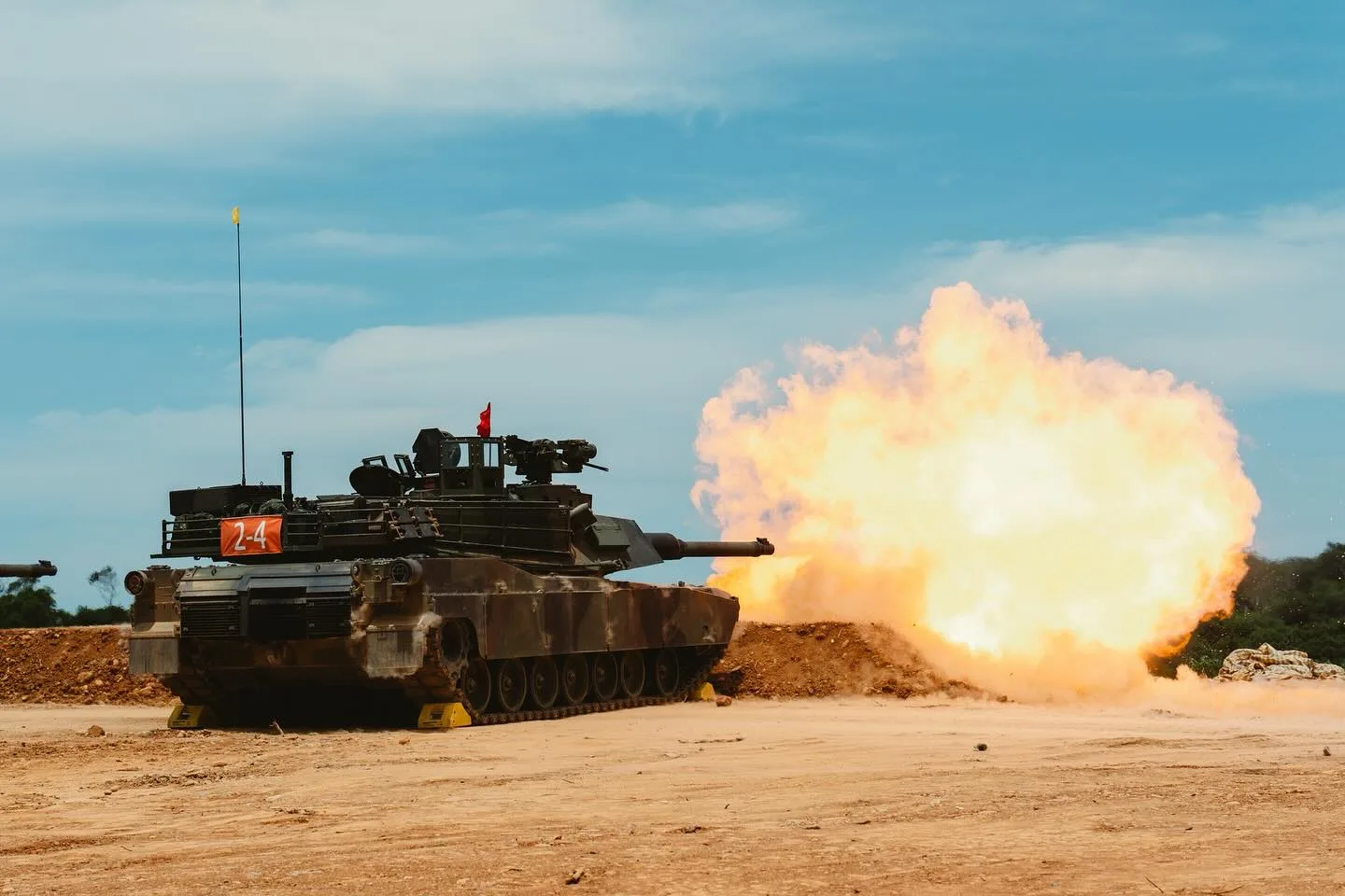 M1A2T戰車10日在新竹坑子口訓場實施120公厘戰車砲實彈同步射擊,展現壓制戰力。翻攝軍聞社