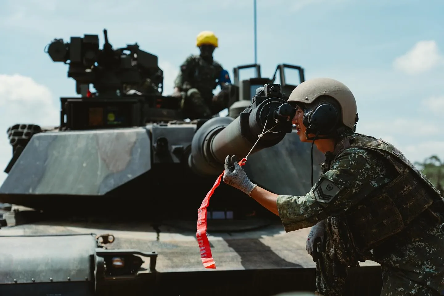 M1A2T戰車10日在新竹坑子口訓場實施120公厘戰車砲實彈同步射擊,展現壓制戰力。翻攝軍聞社
