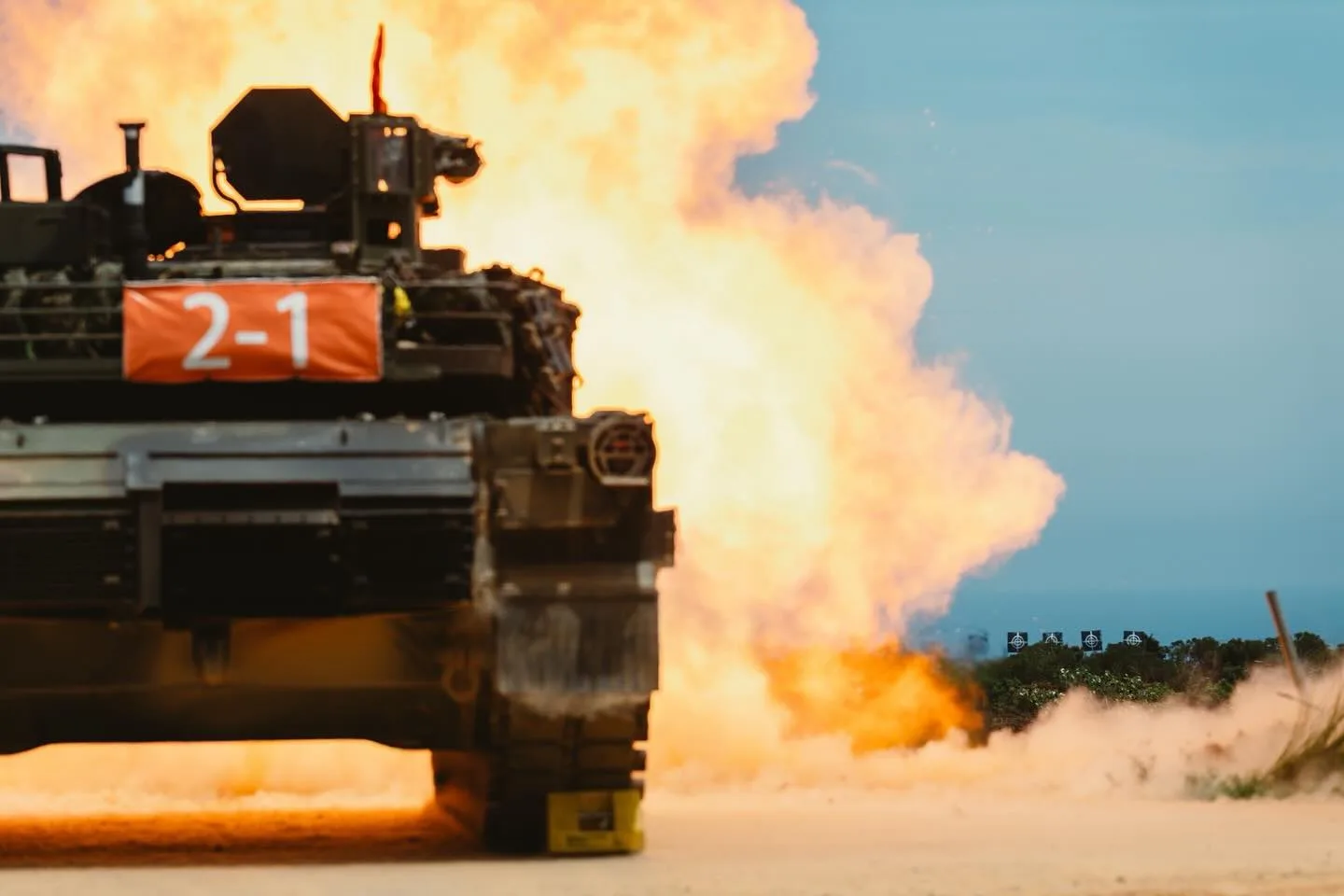 M1A2T戰車2025年7月10日在新竹坑子口訓場實施120公厘戰車砲實彈同步射擊,展現壓制戰力。翻攝軍聞社
