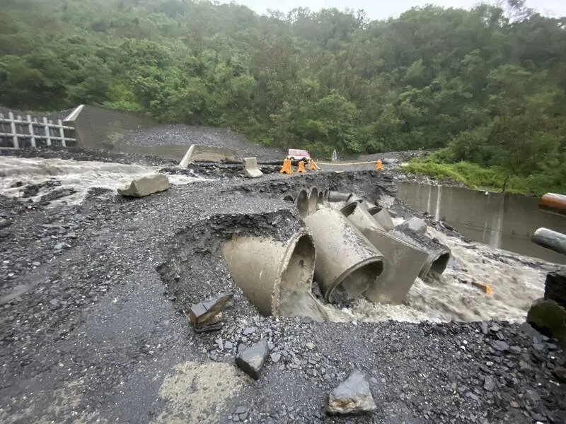 豪大雨持續不斷,屏東霧台鄉大武村的聯外道路霧大二號橋10日遭沖毀,已無法通行,造成大武村居民無法下山部落暫成孤島。大武村長麥庸正提供