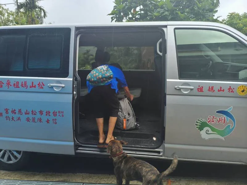 屏東縣大雨不斷,滿州鄉分水嶺社區部分屋舍後方土堤滑動,鄉公所10日一早實施預防性撤離,至下午2時已撤39人。