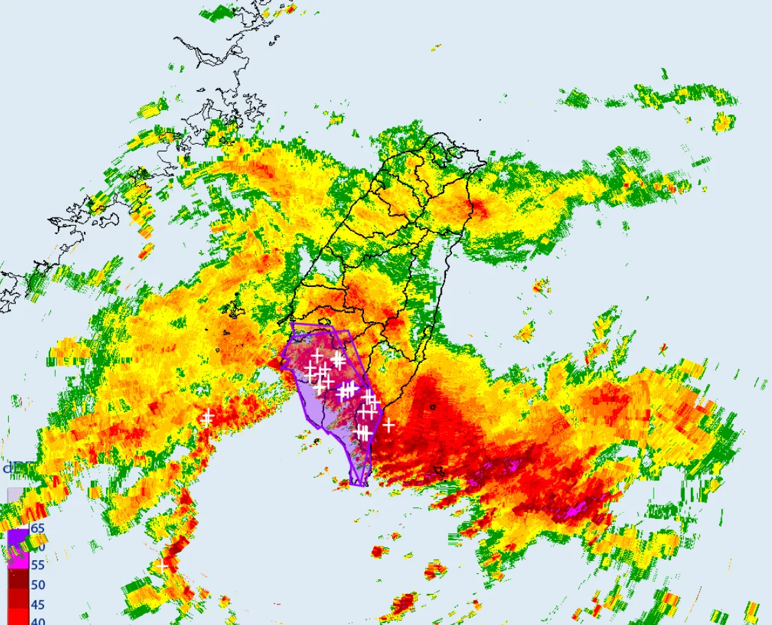 氣象署10日上午發布豪雨特報及大雷雨即時訊息。翻攝自中央氣象署