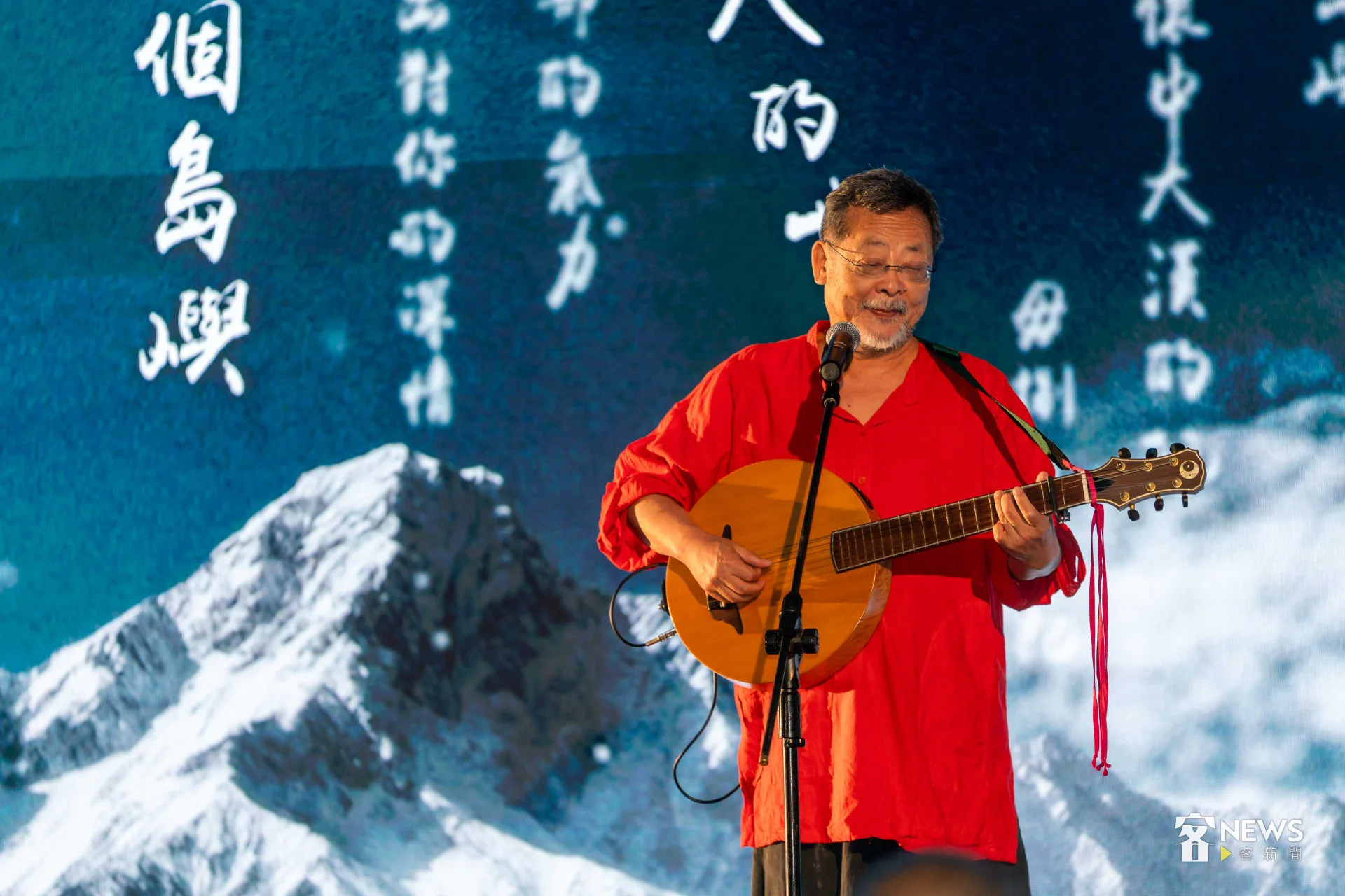 頒獎典禮現場，由陳明章與薪傳歌仔戲團攜手共演，藉由詩、歌、戲曲跨界表演方式向3位得獎人致敬。李台源攝
