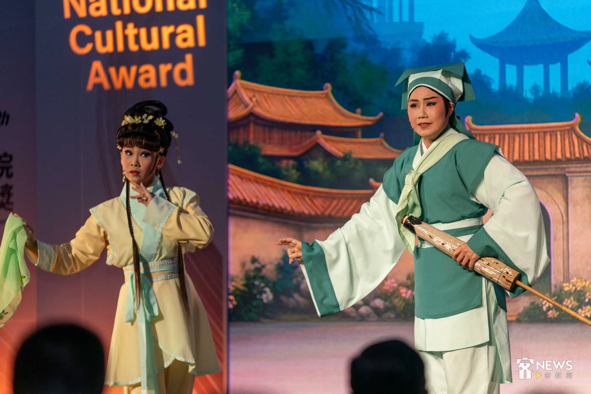 頒獎典禮現場，由陳明章與薪傳歌仔戲團攜手共演，藉由詩、歌、戲曲跨界表演方式向3位得獎人致敬。李台源攝