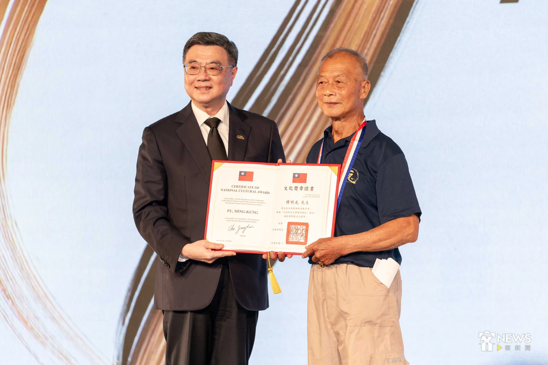 國寶瓦作匠師傅明光獲頒行政院文化獎。李台源攝
