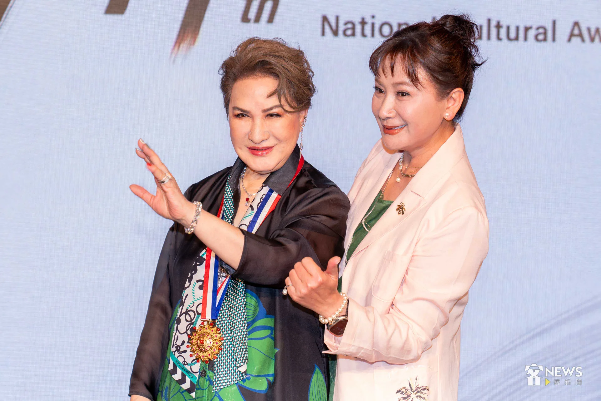楊麗花（左）獲頒行政院文化獎，與愛徒陳亞蘭（右）共同出席頒獎典禮。李台源攝