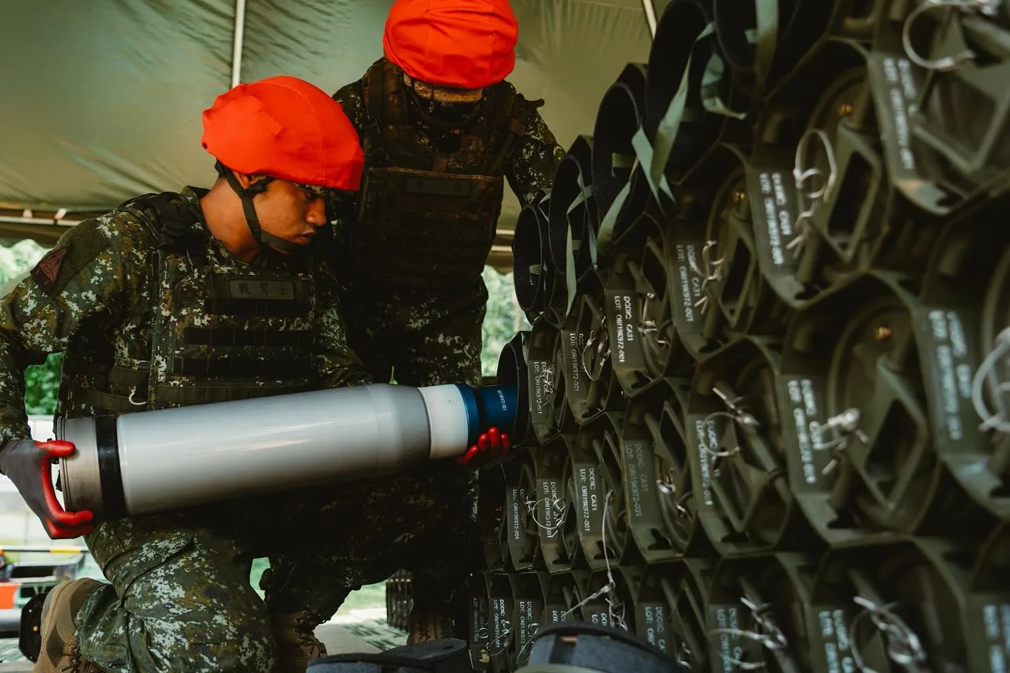 M1A2T戰車10日在新竹坑子口訓場實施120公厘戰車砲實彈射擊,並命中目標。翻攝軍聞社
