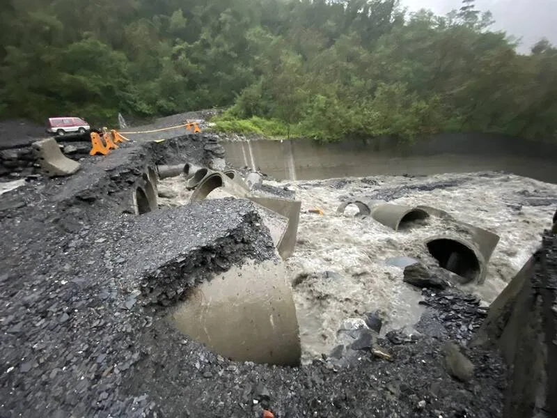 屏東山區大雨不斷　大武村聯外霧大二號橋沖毀封閉