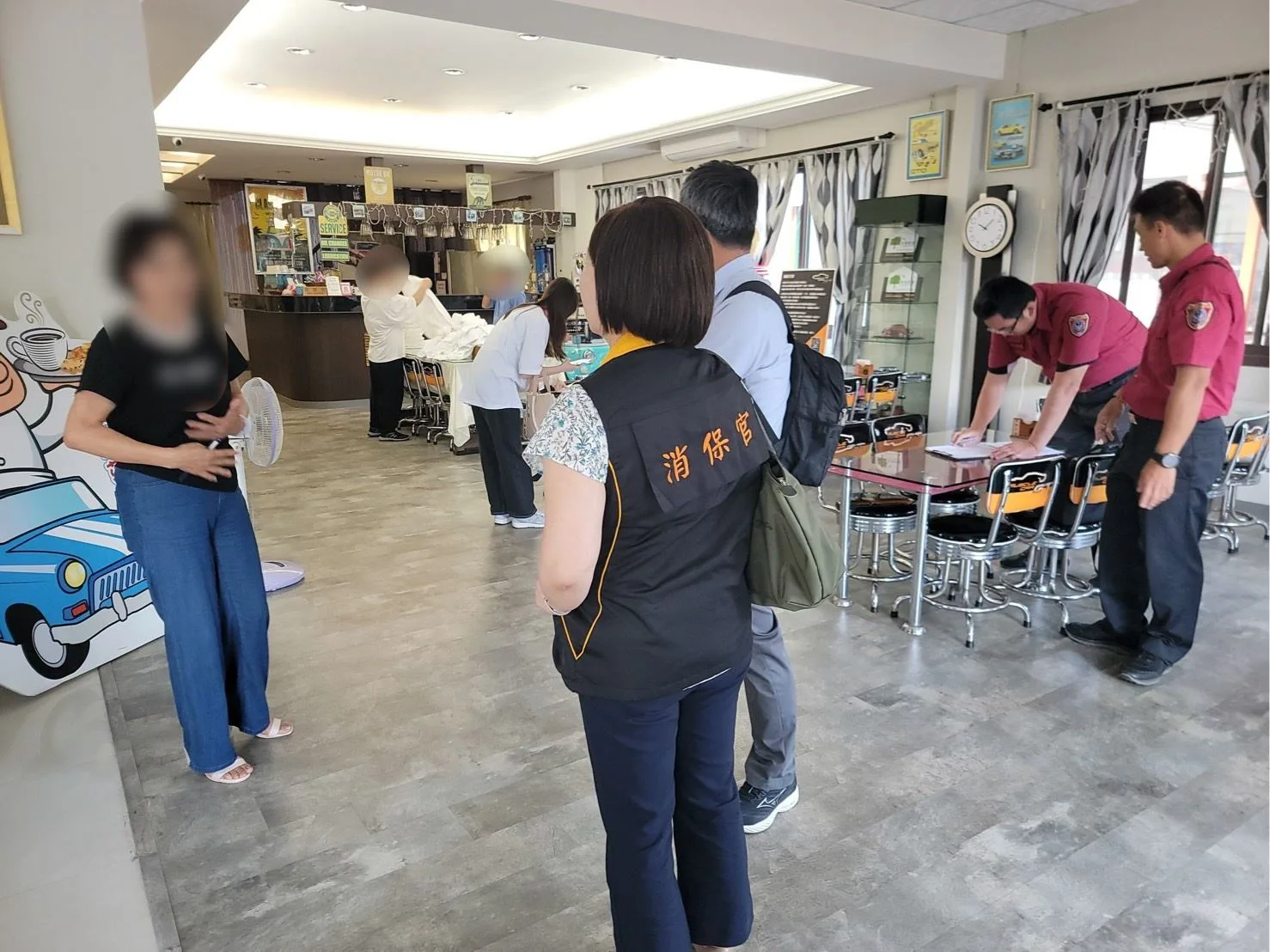 新竹縣政府消保官辦公室日前召集交通旅遊處、工務處、消防局、警察局進行縣內旅宿業聯合查核。新竹縣府提供