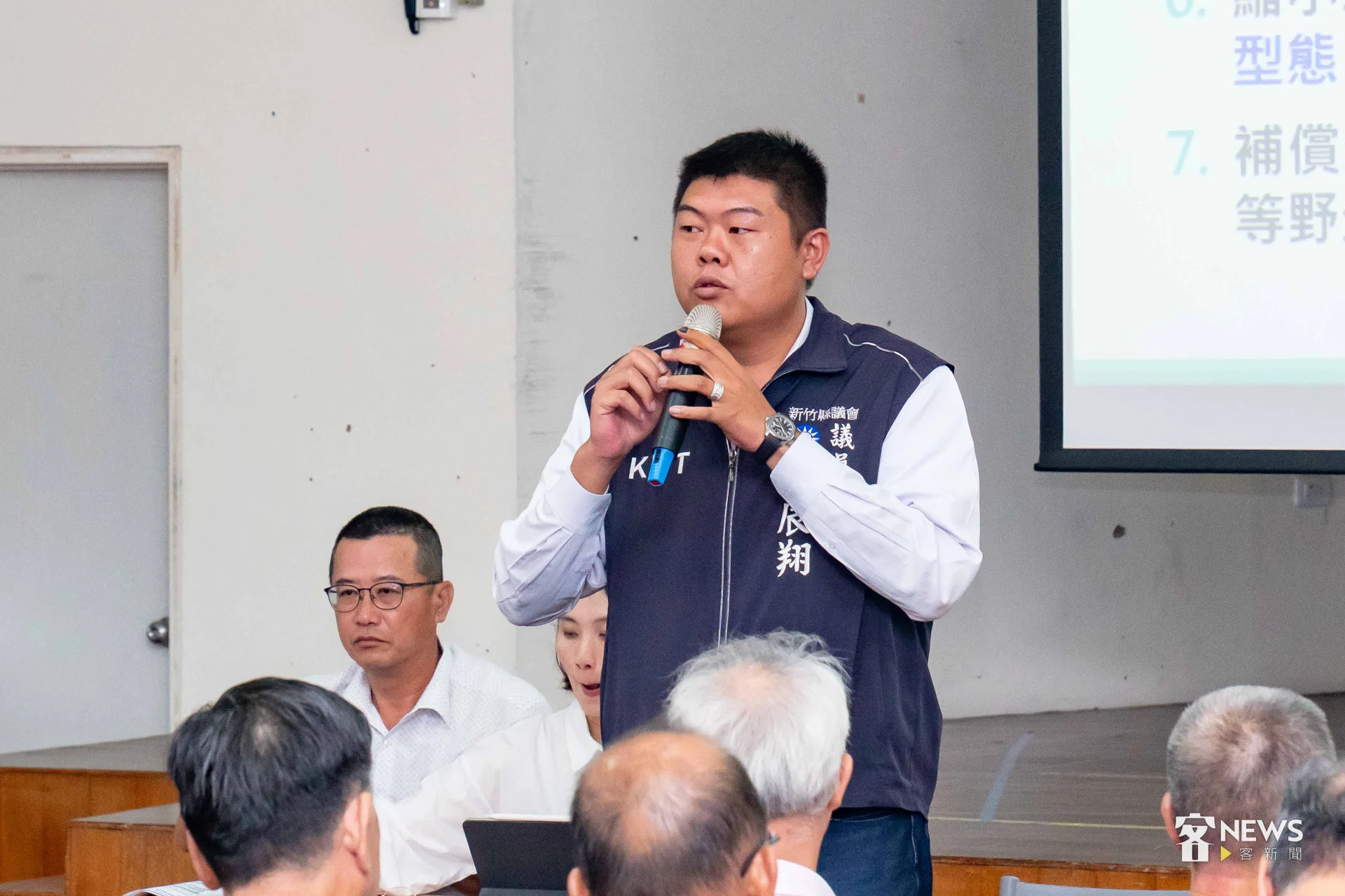 新竹縣議員王辰翔指出,會跟人民站在同一條線,持續監督峨眉溪上游的開發案。宋佩遙攝