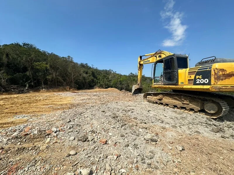 新竹寶山鄉山坡地遭棄置營建廢棄物。新竹地檢署提供