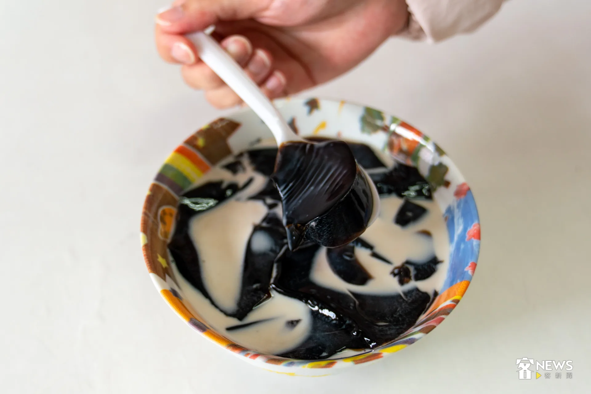 位於新竹關西的囍冰室使用在地仙草熬製，口感如果凍般滑順無氣孔，清香不苦，不像中藥味那樣讓人害怕。李宥妍攝
