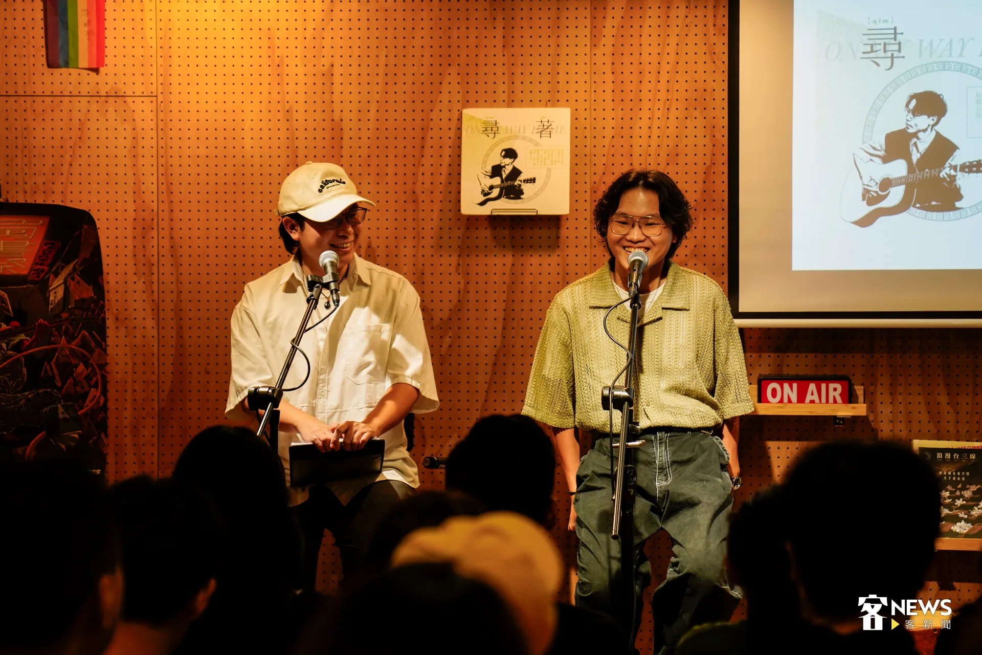 主持人采郁（左）表示，「尋」這個字的客語發音，與「情」有著相似之處，。洪藝晅攝