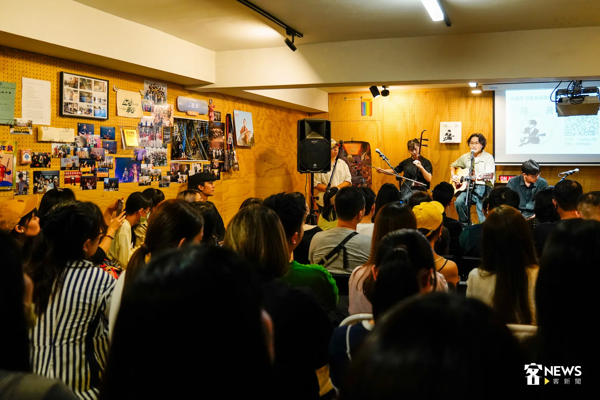 《尋著》專輯試聽會現場，播放3首歌曲段落，並現場演唱2首。洪藝晅攝