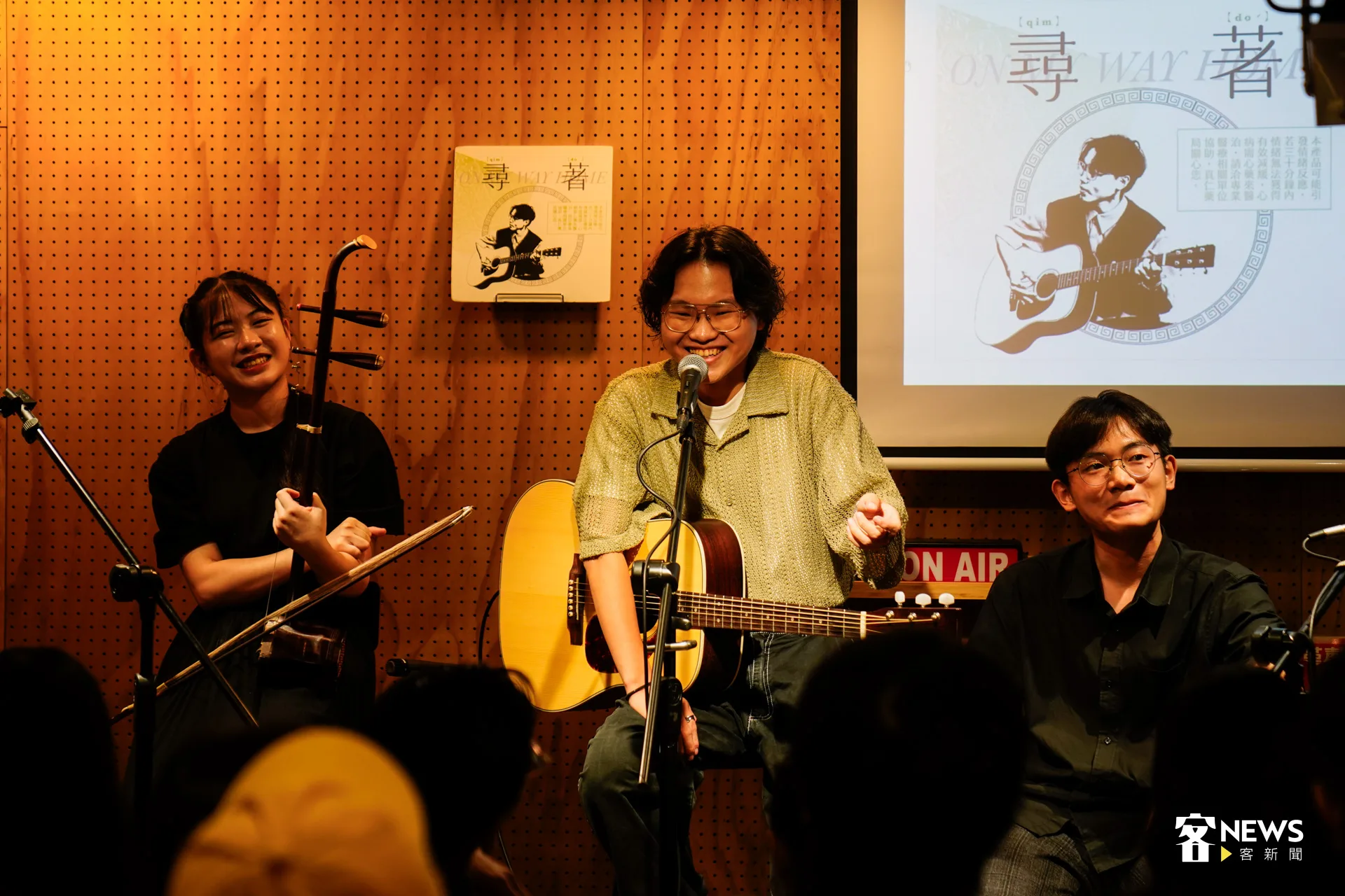 專輯試聽會現場，播放3首歌曲段落，並現場演唱2首。洪藝晅攝