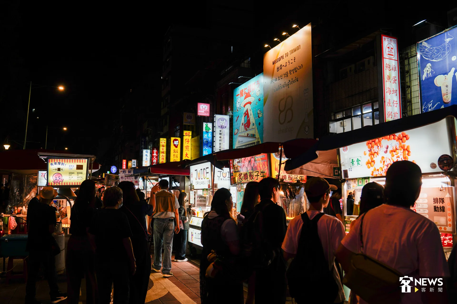 艾柏表示，台灣融合中國、日本、韓國與本土飲食文化，形塑出豐富多元的美食樣貌，每一餐都令人驚艷。圖為寧夏夜市。洪藝晅攝