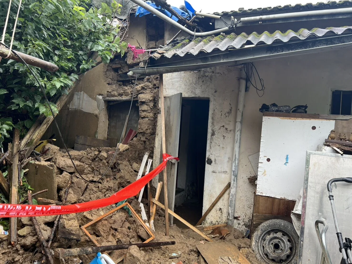新竹市香山區元培街323巷，10日發生房屋土製泥牆倒塌。竹市府提供