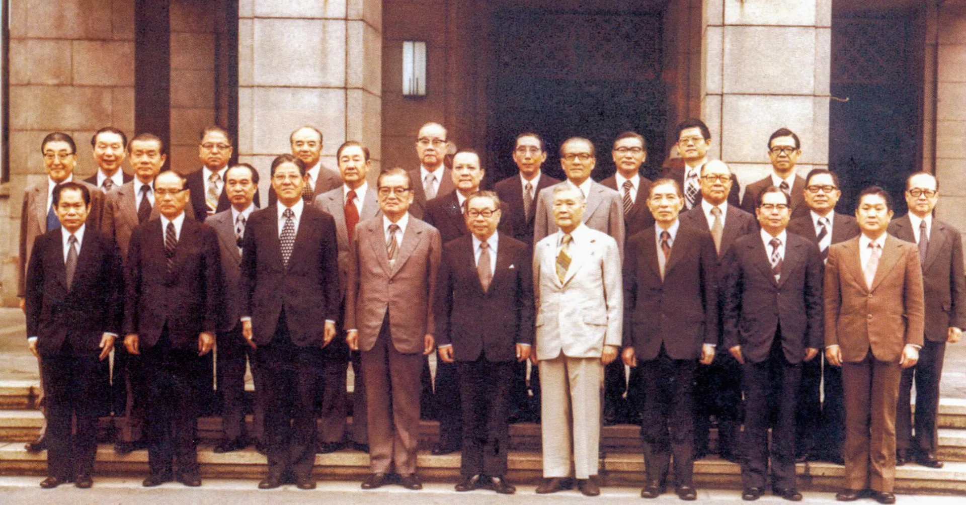 1972年蔣經國（前排中）出任行政院長，延攬徐慶鐘（前排左四）為副院長、李登輝（前排左三）為政務委員，全體內閣閣員合影留念。鍾宜真提供