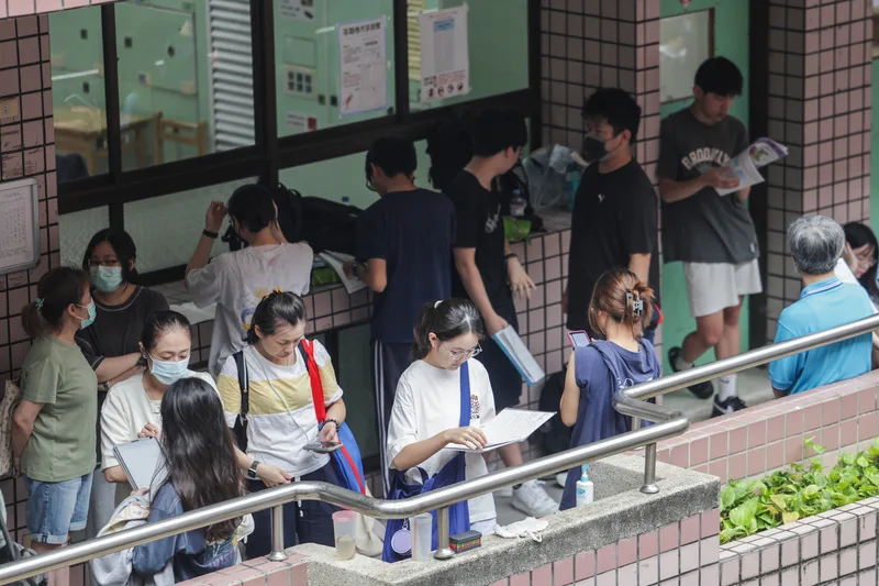 114學年度分科測驗11日舉行第1天考試，考物理、化學、數學甲、生物，考生一早就到台北市松山高中考場，在教室外複習，準備應試。中央社