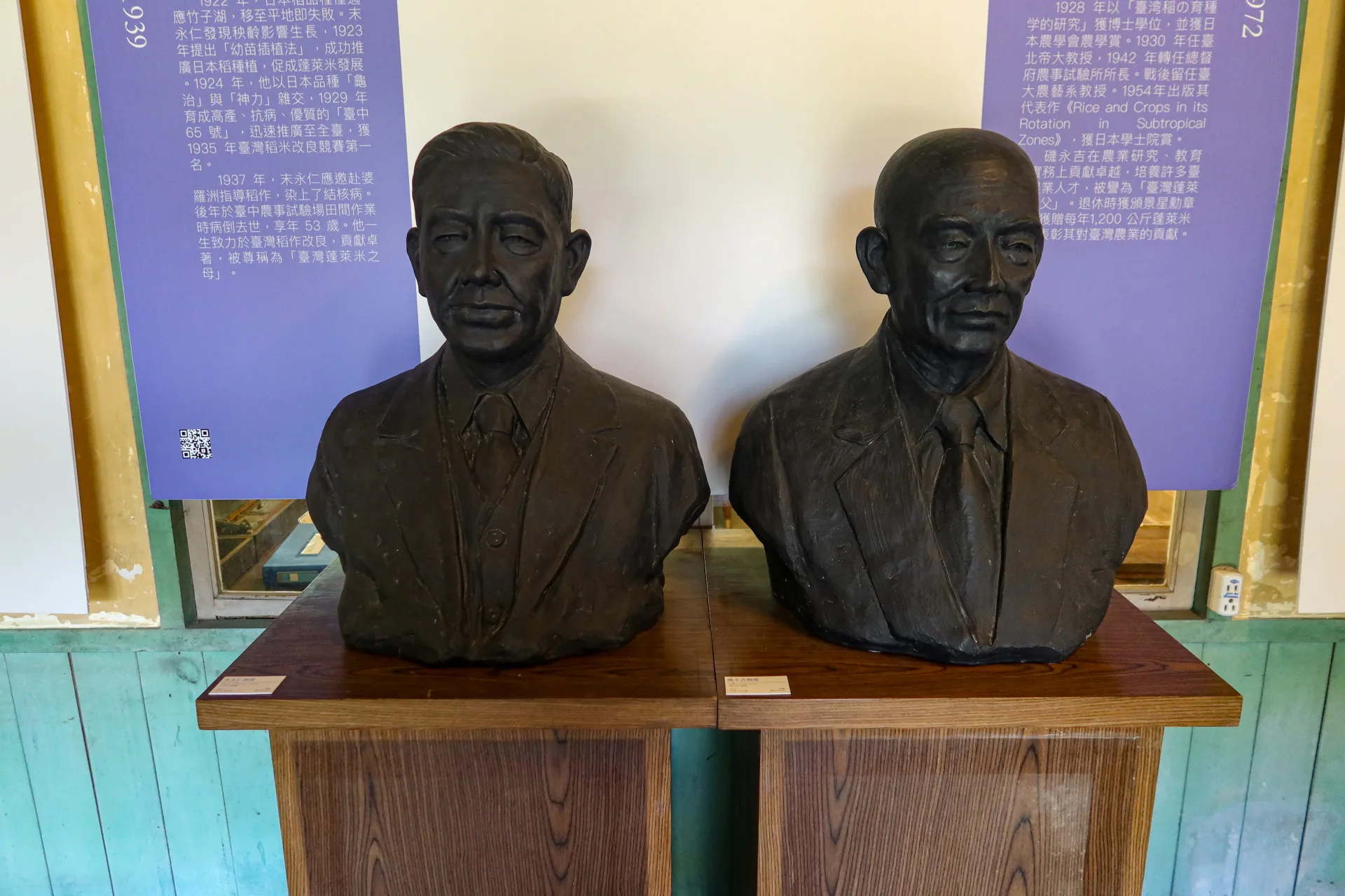 磯永吉（右）、末永仁（左）分被尊為「台灣蓬萊米之父、之母」，這兩座塑像是已故奇美集團事業創辦人許文龍所恭塑。何來美攝