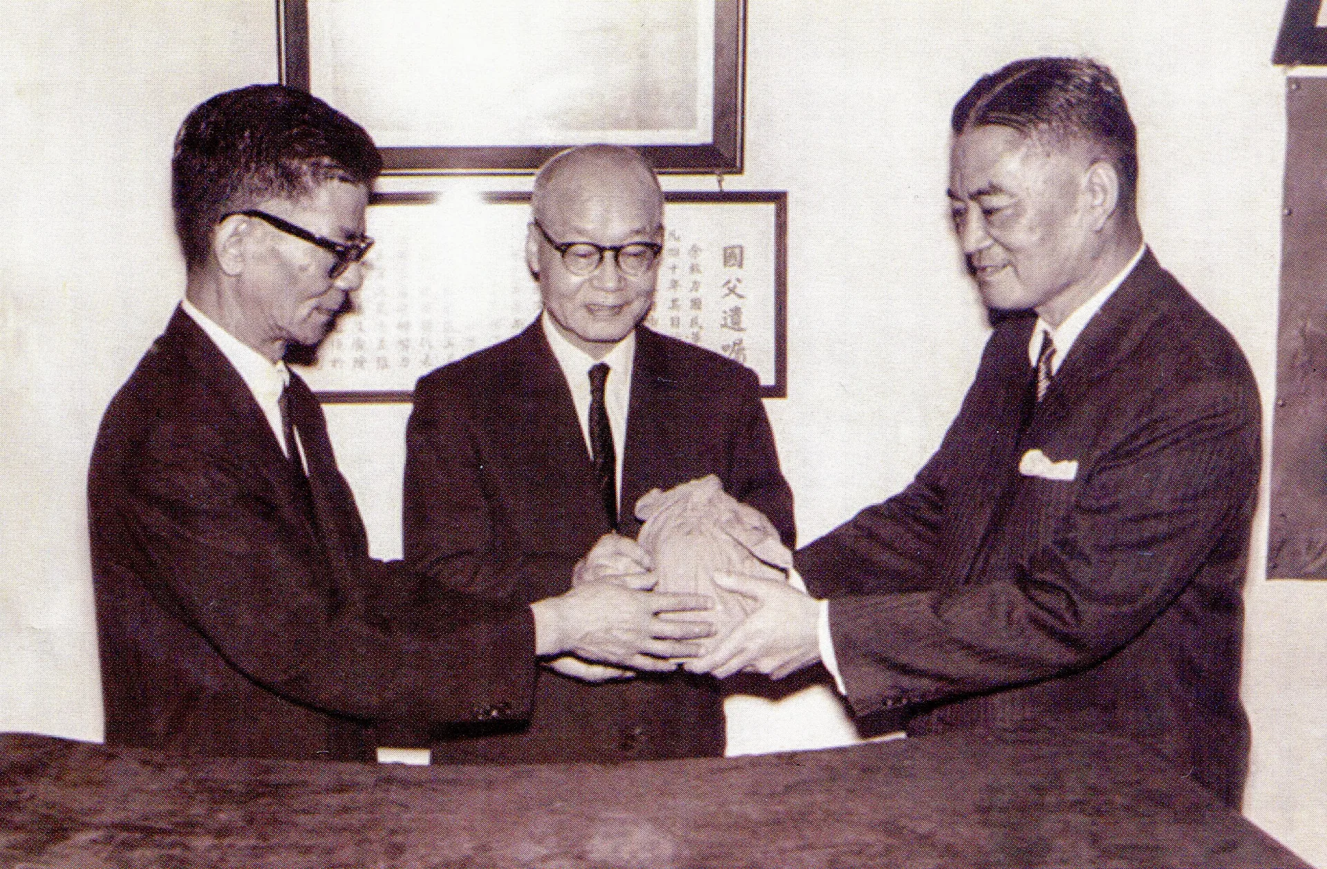 1966年徐慶鐘（右）從連震東（左）手中接任內政部長，監交人是田烱錦。鍾宜真提供