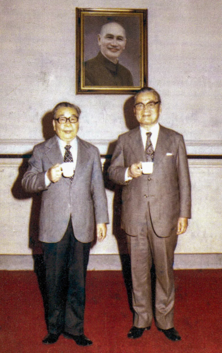蔣經國（左）擔任6年行政院長，副院長是徐慶鐘，兩人合作無間，蔣經國就任總統後，徐慶鐘曾短暫代理院長，後由孫運璿接任院長。鍾宜真提供