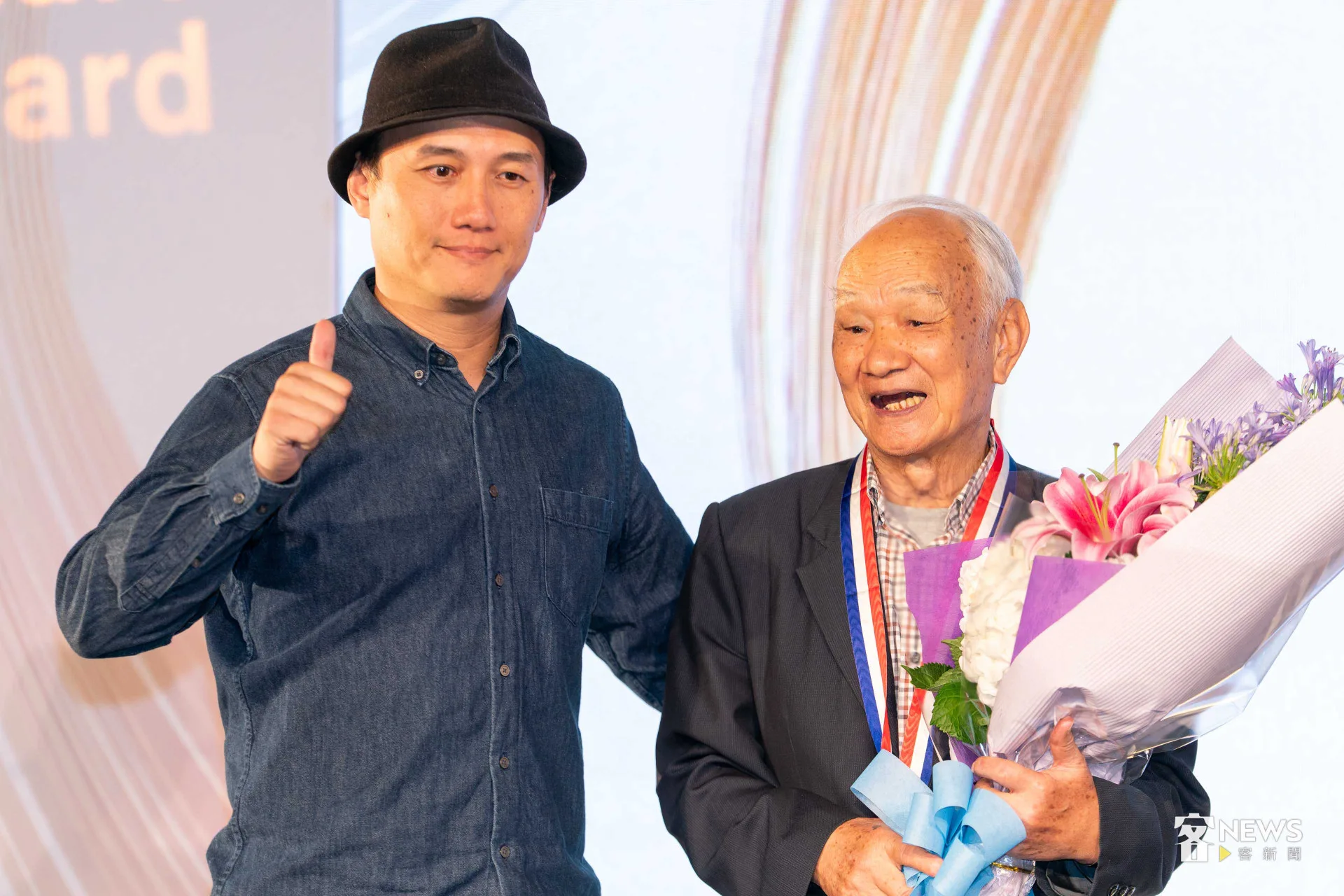 吳晟（右）與吳志寧（左）合影。李台源攝