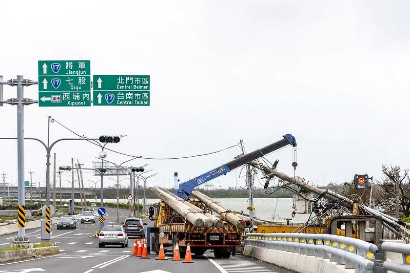 雲嘉南地區電線桿這次丹娜絲颱風倒成一片。台南市政府提供
